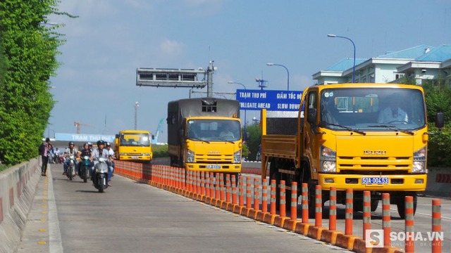 
Các phương tiện gồm ô tô xe máy đang lưu thông qua hầm Thủ Thiêm theo hướng từ quận 2 qua quận 1
