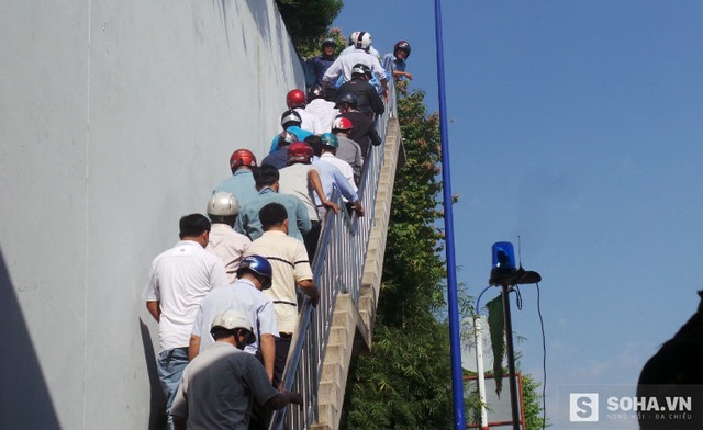 
Người dân chạy ra ngoài rồi đi lên bằng lối cầu thang thoát hiểm
