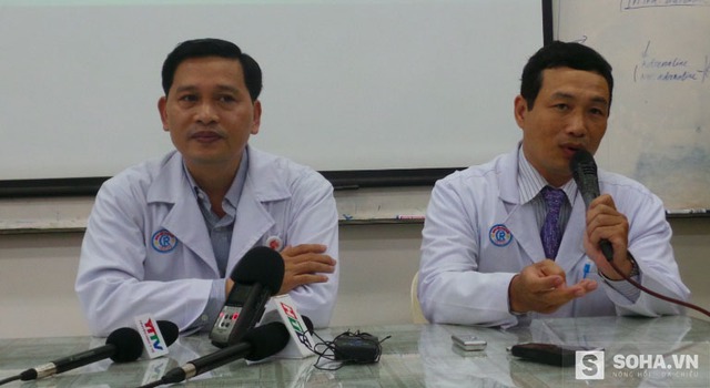 
Bác sĩ CKII Hoàng Bá Dũng, trưởng khoa Tai Mũi Họng (bên trái) và tiến sĩ Nguyễn Ngọc Khang, phó khoa ngoại thần kinh nói về ca phẫu thuật khối u hiếm này.
