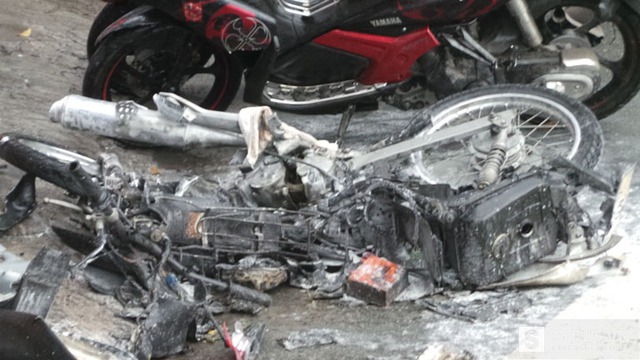 Chiếc xe máy bị xe ô tô cuốn vào gầm bốc cháy chỉ còn trơ khung