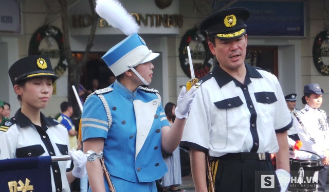 
Thành viên đoàn nhạc cảnh sát Osaka Nhật Bản bàn bạc trước khi diễu hành
