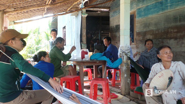 Người thân, hàng xóm bàng hoàng trước thông tin 3 mẹ con tử vong (Ảnh: Hứa Phương)