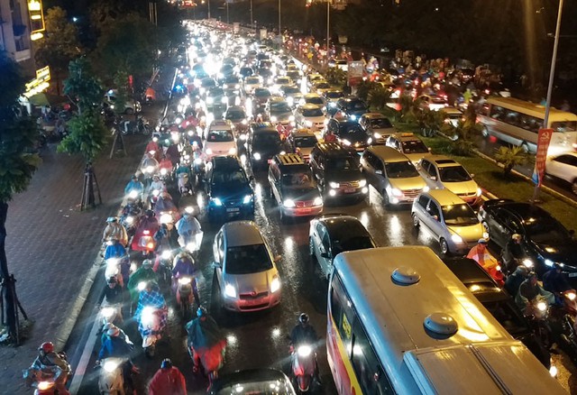 Đường Lạc Trung ùn tắc nghiêm trọng, các phương tiện không thể nhúc nhích. Ảnh: Thúy Hạnh/Vietnamnet