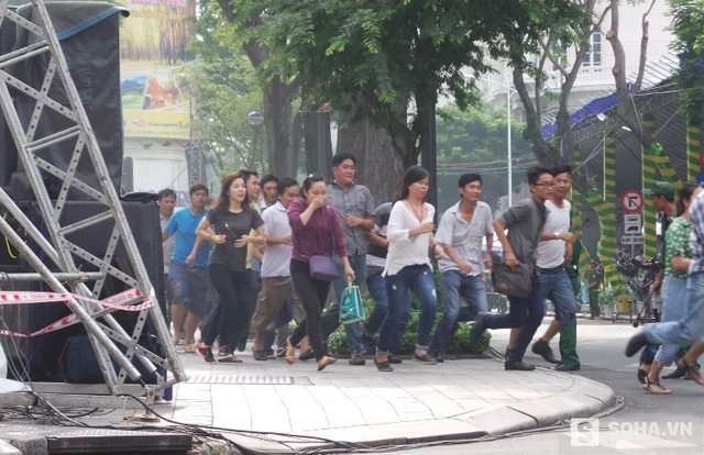 
Nghe chuông báo cháy, nhiều người bên trong tòa nhà tháo chạy ra ngoài
