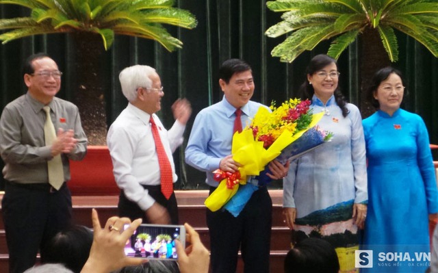 
Ông Nguyễn Thành Phong nhận hoa chúc mừng của ông Lê Hoàng Quân
