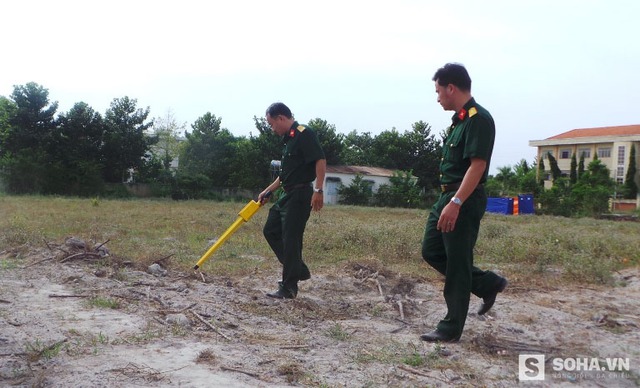 
Lực lượng của ban chỉ huy quân sự huyện Chơn Thành đang rà bom, mìn
