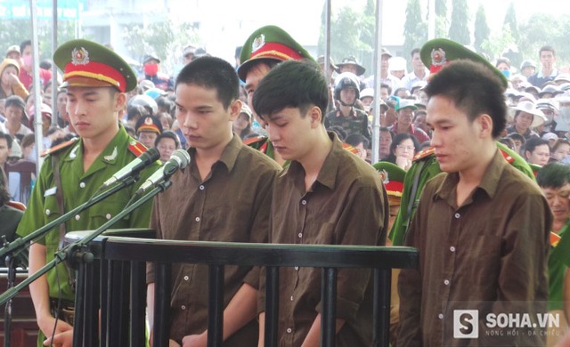 
Ba bị cáo (từ phải qua Thoai, Dương, Tiến) ra tòa trong vụ giết 6 người trong gia đình ở Chơn Thành, Bình Phước
