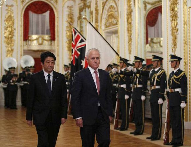 
Thủ tướng Nhật Shinzo Abe và người đồng cấp Australia Malcolm Turnbull (phải) trong chuyến công du Nhật Bản của ông Turnbull hôm 18/12. Ảnh: SBS
