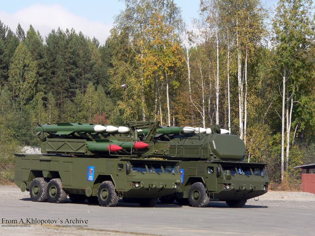 
Xe bệ phóng tự hành và xe tiếp đạn kiêm xe phóng chấp hành của tổ hợp tên lửa phòng không BuK-M2E.

