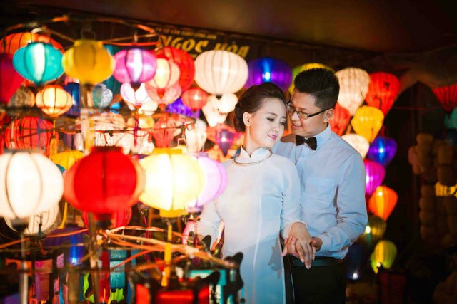 Ngoài bộ ảnh chụp tại Hồ Xanh trong trang phục truyền thống của đồng bào dân tộc thiểu số, thì cặp đôi còn thực hiện nhiều shoot hình lãng mạn tại Hội An.