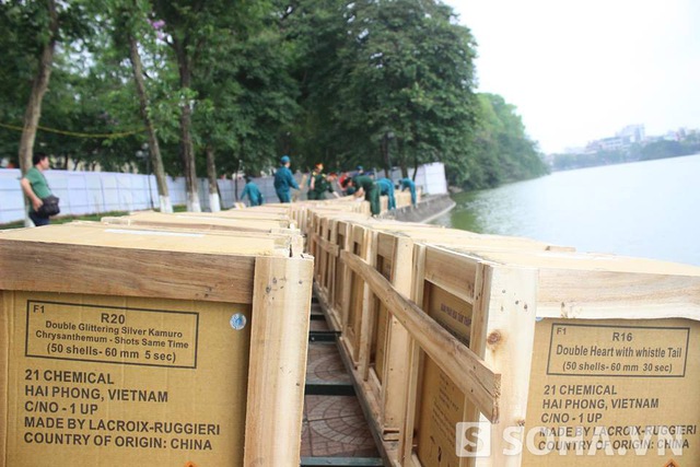 Trao đổi với chúng tôi Đại tá Kiều Đăng Tuấn, Phó tham mưu trưởng Bộ Tư Lệnh Thủ Đô cho biết, hiện mọi công tác dàn xếp bệ pháo đã được các đơn vị thực hiện xong. Số lượng pháo đã được đưa về kho đầy đủ và an toàn, sau đó sẽ thả vào các bệ pháo theo một kế hoạch, kịch bản nhất định.