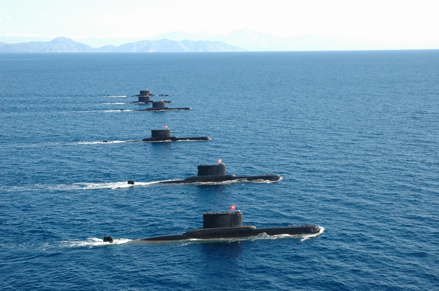 
Hải quân Thổ Nhĩ Kỳ hiện có 13 tàu ngầm Type 209 mua từ Đức. Mỗi chiếc được trang bị 14 ngư lôi hoặc tên lửa chống hạm.
