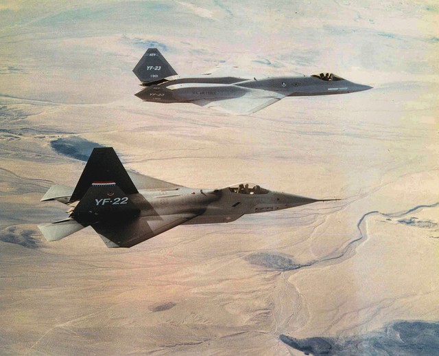 YF-22 và YF-23 trong một chuyến bay thử nghiệm