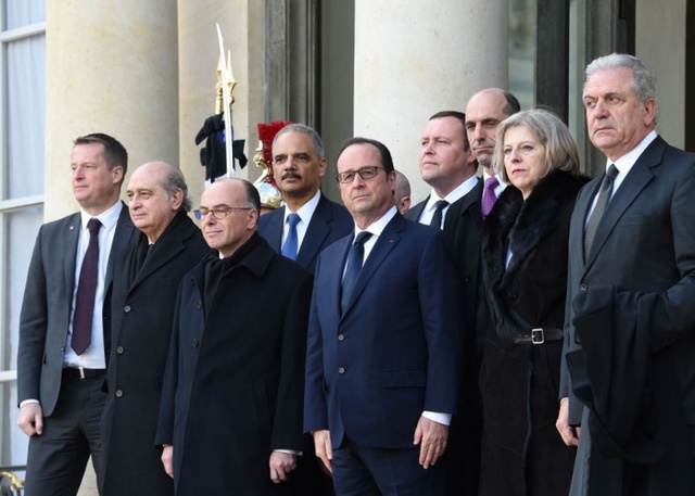 Tổng thống Pháp Hollande đón Bộ trưởng Tư pháp Mỹ Eric Holder (thứ 4 từ trái) và Bộ trưởng Nội vụ Anh Theresa May (thứ 2 từ phải).