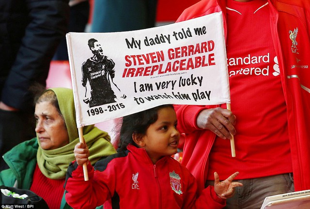 Trước trận đấu, NHM Liverpool đang vô số băng rôn, biểu ngữ tới để tri ân Steven Gerrard