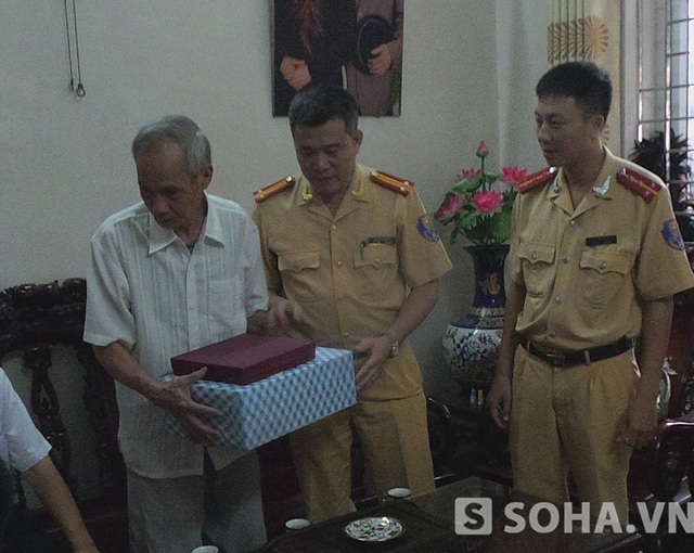 Trung tá Nguyễn Hồng Hải-Đội phó Đội CSGT số 2 đã ân cần thăm hỏi sức khỏe, tặng quà của đơn vị đến ông Phương Văn Kết và hỏi thăm cuộc sống gia đình ông.