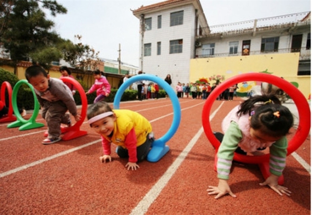 
Đường chạy thể dục trong các trường mầm non ở các thành phố lơn của Trung Quốc hầu như đều được trải thảm nhựa như thế này.
