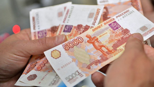 Đồng rúp ổn định trở lại cũng là một lý do để người Nga cảm thấy tự tin hơn. Ảnh: Google Images