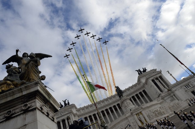 Đội bay Frecce Tricolori phun khói tạo hình cờ Italia trên đài tưởng niệm chiến sĩ vô danh ở Rome.