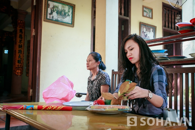Từ khi bắt đầu lên Hà Nội cô đã thường xuyên theo dì và bạn bè tới chùa thắp hương cho mẹ. Bao nhiêu năm nay, đều đặn hàng tháng cô lại đến thăm mẹ 1 lần.