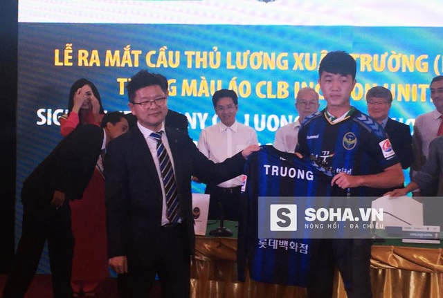 
Xuân Trường tại buổi lễ ký hợp đồng chuyển sang Incheon United thi đấu 2 năm theo dạng cho mượn từ HAGL.
