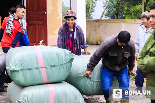 
Thành viên đoàn từ thiện vừa đảm nhiệm vai trò chụp ảnh, in ảnh, cắt tóc, tặng quà, vừa là những cửu vạn xịn
