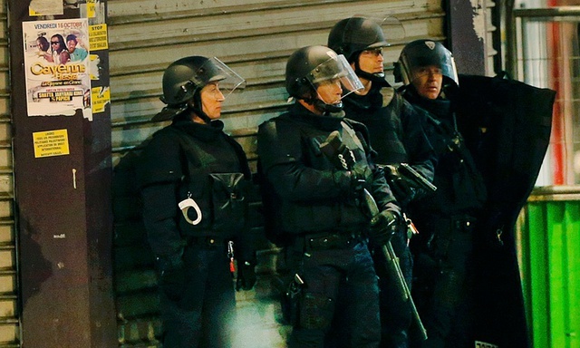 
Cả kẻ chủ mưu và 2 nghi phạm của vụ khủng bố Paris được cho là đang cố thủ trong căn nhà cảnh sát bao vây. Ảnh: Christian Hartmann/Reuters
