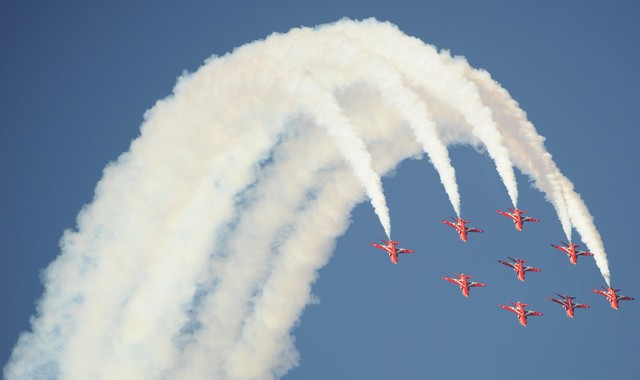 Đội bay nhào lộn Red Arrows của Không quân Hoàng gia Anh được thành lập vào năm 1946 và hiện đồn trú tại căn cứ không quân Scampton.