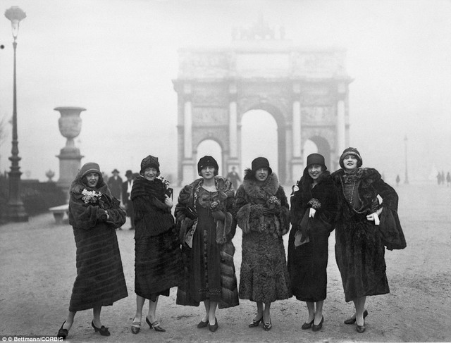 
Các thành viên của nhóm vũ công của Moulin Rouge chụp cùng nhau ngày 4/12/1924. Từ trái sang phải là Nina Byron, Sybil Wilson, Ruth Fallows, Helen MacDonald, Grace Girard và Yvonne Hughes.
