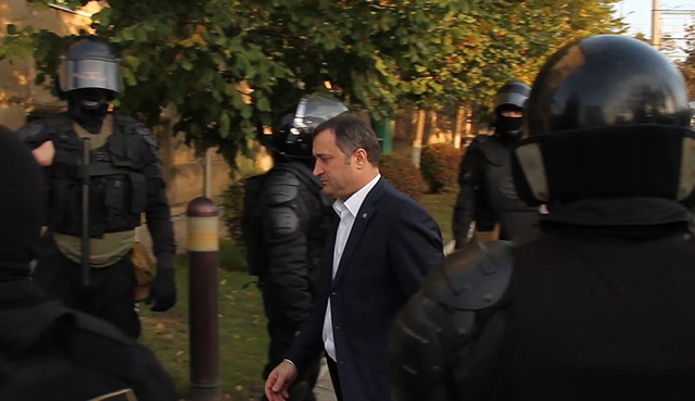 
Cựu Thủ tướng Filat trong ngày bị bắt. Ảnh: Sputnik
