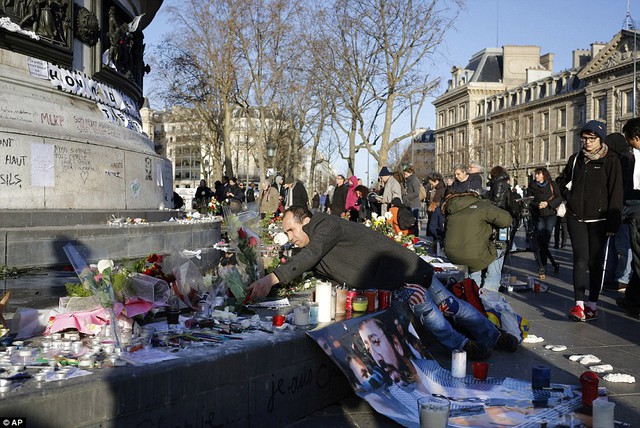 Đặt hoa tưởng niệm tại quảng trường Place de la République.