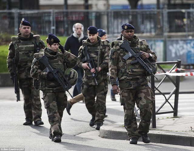 Binh sĩ vũ trang Pháp tuần tra ở Place de la Nation - điểm đích cuối cùng của cuộc diễu hành.