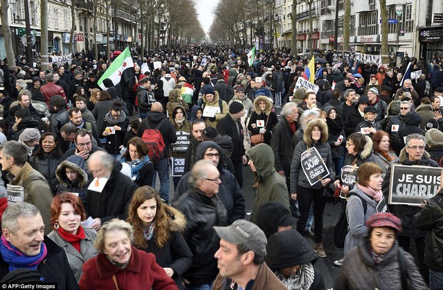 Mọi người cầm biểu tượng Je Suis Charlie (Tôi là Charlie) và I am Jewish (Tôi là người Do Thái), tập trung trên một đại lộ dẫn về Place de la Nation.