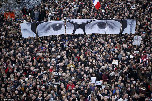 Những tấm hình ghép thành đôi mắt của ông Stephane Charbonnier - Giám đốc xuất bản tờ Charlie Hebdo, 1 trong 17 nạn nhân thiệt mạng - cũng xuất hiện trên đường phố Paris trong cuộc diễu hành.