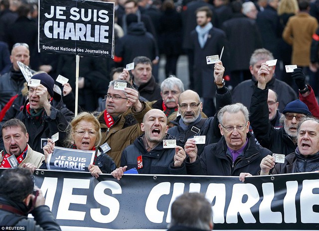 Các nhà báo Pháp giơ cao thẻ nhà báo khi tham gia cuộc diễu hành cùng hàng trăm ngàn công dân nước này.