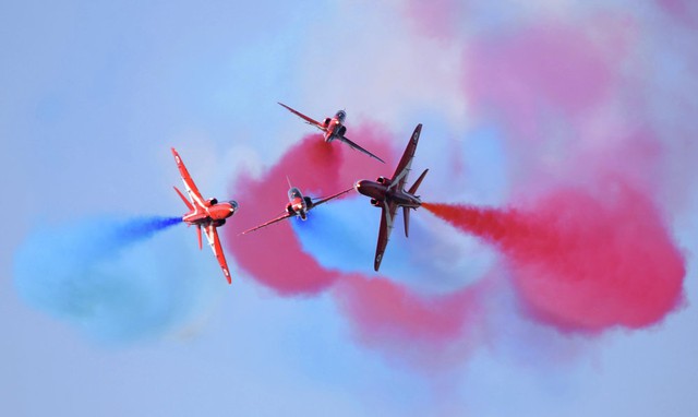 Phi đội Red Arrows biểu diễn trên bầu trời căn cứ Rivolto trong một triển lãm hàng không vào năm 2010.