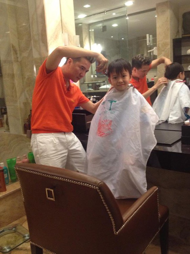 Mr. Đàm cũng có sở thích tự mình cắt tóc cho con trai nuôi và bạn bè, đồng nghiệp.