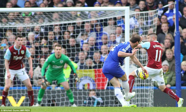 Ivanovic sút trung tay Kightly trong vòng cấm. Một quả penalty xứng đáng cho Chelsea đã bị từ chối.