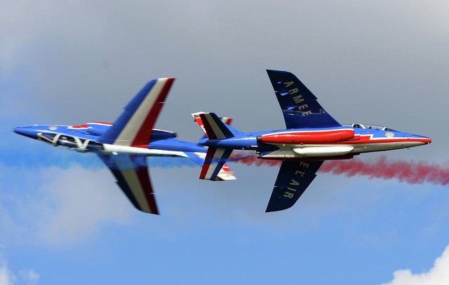 Đội bay nhào lộn Patrouille Acrobatique de France của Không quân Pháp được thành lập từ năm 1931.