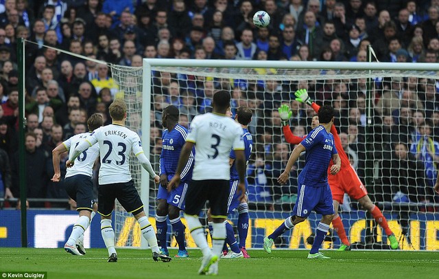 Tottenham dồn lên tấn công với hi vọng tìm kiếm bàn gỡ.