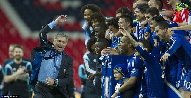 Mourinho sung sướng ăn mừng.