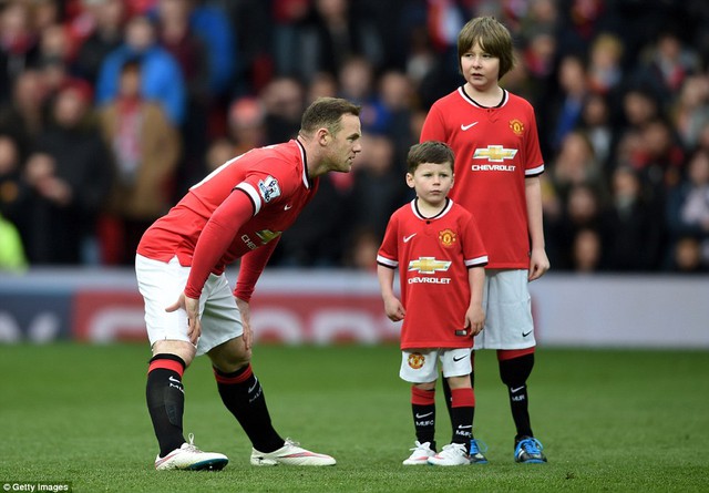 Rooney khởi động trước trận đấu. Anh được Van Gaal đưa trở lại vị trí tiền đạo.