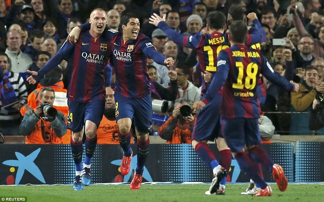 Các cầu thủ Barca ăn mừng bàn mở tỉ số.