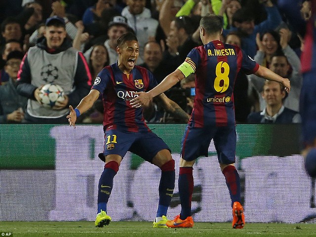 Neymar ăn mừng cùng người đàn anh.