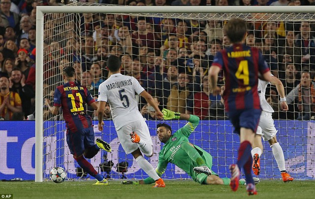 Sau một pha solo bất ngờ, Iniesta chuyền bóng cho Neymar mở tỉ số 1-0.