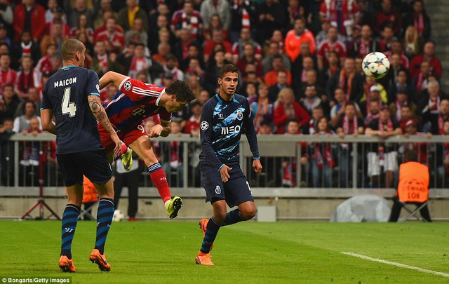 Không để cho Porto được thở, Lewandowski ghi bàn thứ 3 cho Bayern ít phút sau đó.