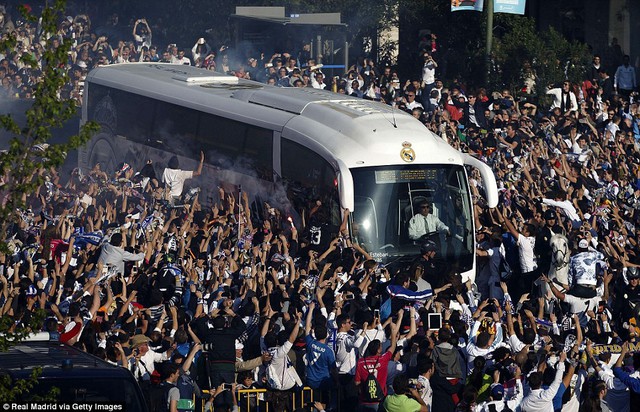 Những CĐV Real Madrid chào đón các cầu thủ con cưng trước trận đấu.