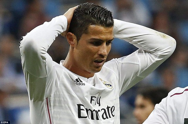 Ronaldo tiếc nuối sau một pha đối mặt với thủ môn không thành công.