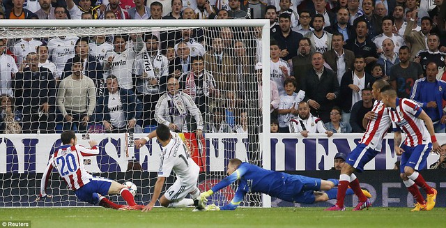 Phút 88, Ronaldo đi bóng quyết tâm trước khi chuyền cho Chicharito ghi bàn mở tỉ số cho Real Madrid.