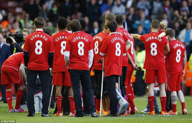 Đồng đội mặc áo Gerrard để tri ân tiền vệ người Anh